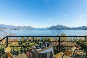 Infinity Lake View Terraced Casa