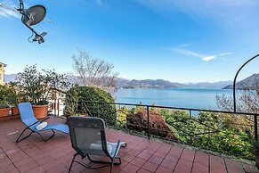 Infinity Lake View Terraced Casa