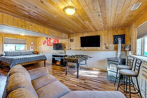 4 Mi to Fossil Beds: Private Log Cabin on 3 Acres