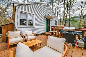 Cozy Cottage Near Hiking & Skiing!