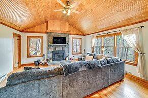 Cozy Cottage Near Hiking & Skiing!