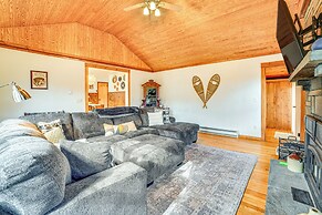 Cozy Cottage Near Hiking & Skiing!