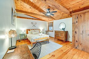 Cozy Cottage Near Hiking & Skiing!