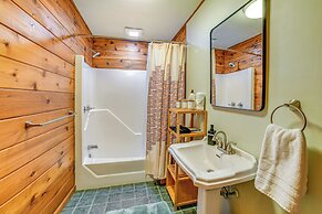 Cozy Cottage Near Hiking & Skiing!