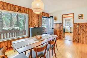 Cozy Cottage Near Hiking & Skiing!