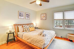 Cozy Cottage Near Hiking & Skiing!