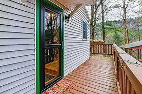 Cozy Cottage Near Hiking & Skiing!