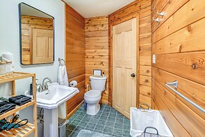 Cozy Cottage Near Hiking & Skiing!