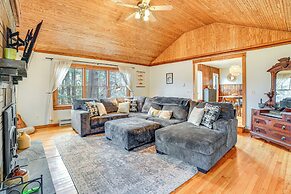 Cozy Cottage Near Hiking & Skiing!