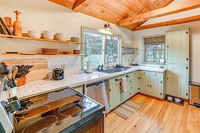 Cozy Cottage Near Hiking & Skiing!