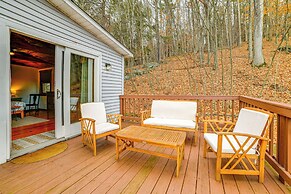 Cozy Cottage Near Hiking & Skiing!