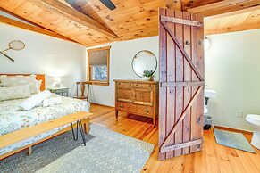 Cozy Cottage Near Hiking & Skiing!