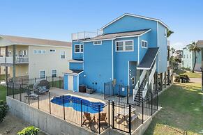 Port Aransas Home: Private Pool < 1 Mi to Beach!