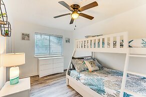 Poolside Oasis: 7 Mi to Pensacola Beach Boardwalk!