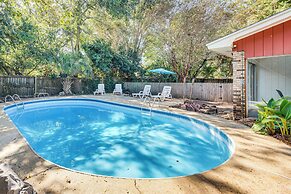 Poolside Oasis: 7 Mi to Pensacola Beach Boardwalk!