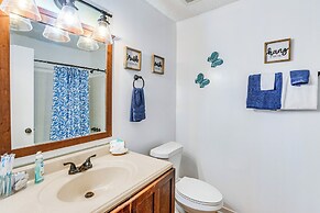 Poolside Oasis: 7 Mi to Pensacola Beach Boardwalk!