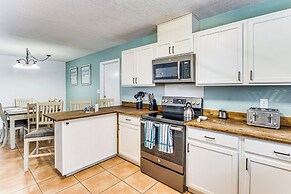 Poolside Oasis: 7 Mi to Pensacola Beach Boardwalk!