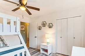 Poolside Oasis: 7 Mi to Pensacola Beach Boardwalk!