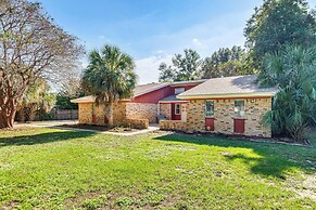 Poolside Oasis: 7 Mi to Pensacola Beach Boardwalk!