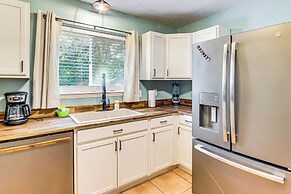 Poolside Oasis: 7 Mi to Pensacola Beach Boardwalk!