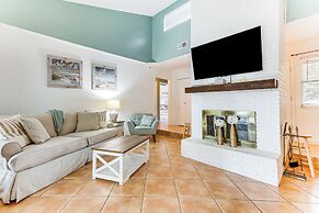 Poolside Oasis: 7 Mi to Pensacola Beach Boardwalk!