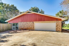 Poolside Oasis: 7 Mi to Pensacola Beach Boardwalk!