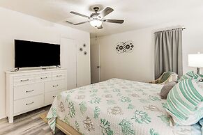 Poolside Oasis: 7 Mi to Pensacola Beach Boardwalk!