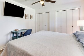 Poolside Oasis: 7 Mi to Pensacola Beach Boardwalk!