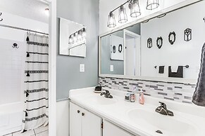 Poolside Oasis: 7 Mi to Pensacola Beach Boardwalk!