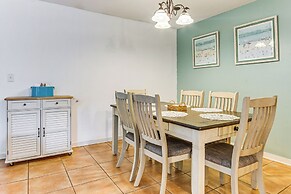 Poolside Oasis: 7 Mi to Pensacola Beach Boardwalk!