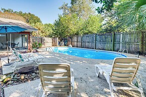 Poolside Oasis: 7 Mi to Pensacola Beach Boardwalk!