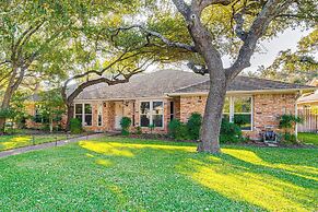 Outdoor Entertainment Space: Austin Family Home
