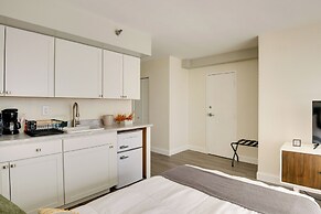 Beachfront Gem w/ Community Pool in Daytona!