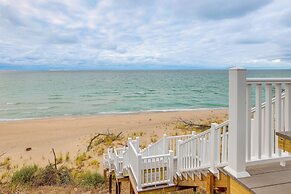 Walk to Beach & Lake Michigan: Manistee Bliss!