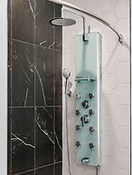 Upstay! New Renos Spacious Apartment Near Soco