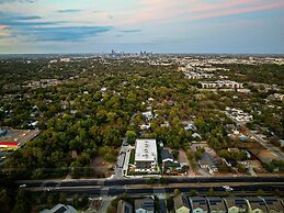 Upstay! New Renos Spacious Apartment Near Soco