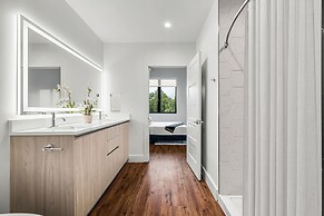 Upstay! New Renos Spacious Apartment Near Soco