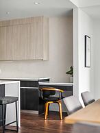 Upstay! New Renos Spacious Apartment Near Soco