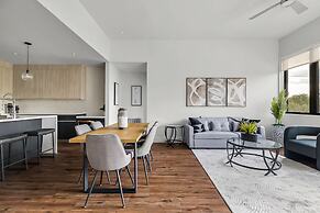 Upstay! New Renos Spacious Apartment Near Soco