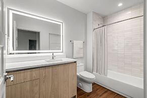 Upstay! New Renos Spacious Apartment Near Soco