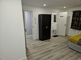Impeccable 5-bed House in Orpington