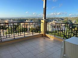 Perfect Getaway for 2 With Shared Pool