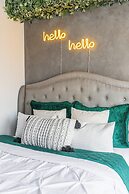 Yorkville Express Stays