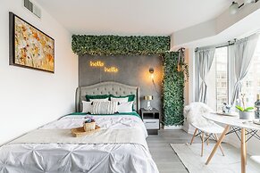 Yorkville Express Stays