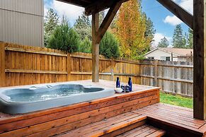 Old Mill Getaway by Avantstay Private Backyard w/ Hot Tub