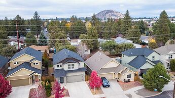 Old Mill Getaway by Avantstay Private Backyard w/ Hot Tub