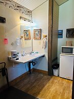 Moore's Old Pine Inn