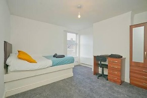 Charming Stoke-on-trent House Getaway