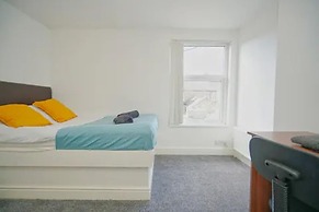 Charming Stoke-on-trent House Getaway