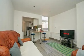 Charming Stoke-on-trent House Getaway